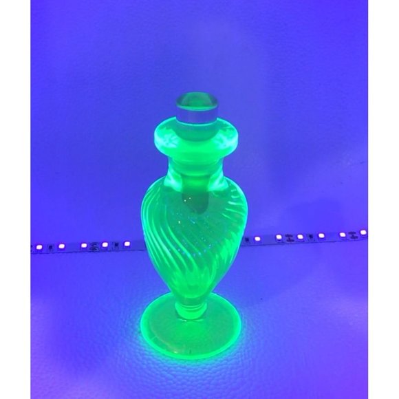 Antique Yellow Vaseline Glass Perfume Bottle Glows Green Swirls Stopper 4.25" - Picture 1 of 14